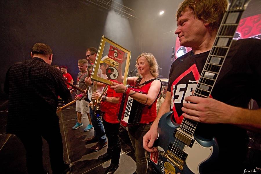 Tři sestry křtili Svobodu ředkvičkám, v Malé sportovní hale obdrželi Zlatou desku