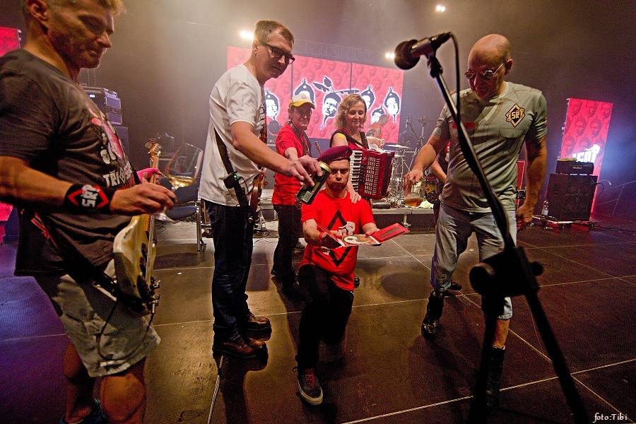 Tři sestry křtili Svobodu ředkvičkám, v Malé sportovní hale obdrželi Zlatou desku