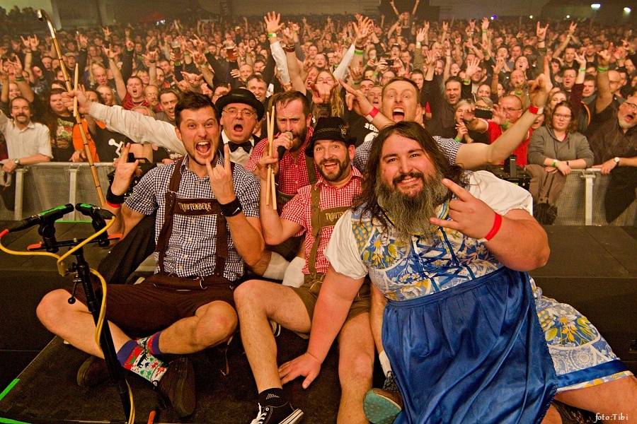 Tři sestry křtili Svobodu ředkvičkám, v Malé sportovní hale obdrželi Zlatou desku