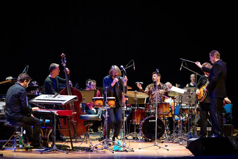 Dan Bárta s Illustratosphere a Komorní filharmonií Pardubice zazářili v pražském Kongresovém centru