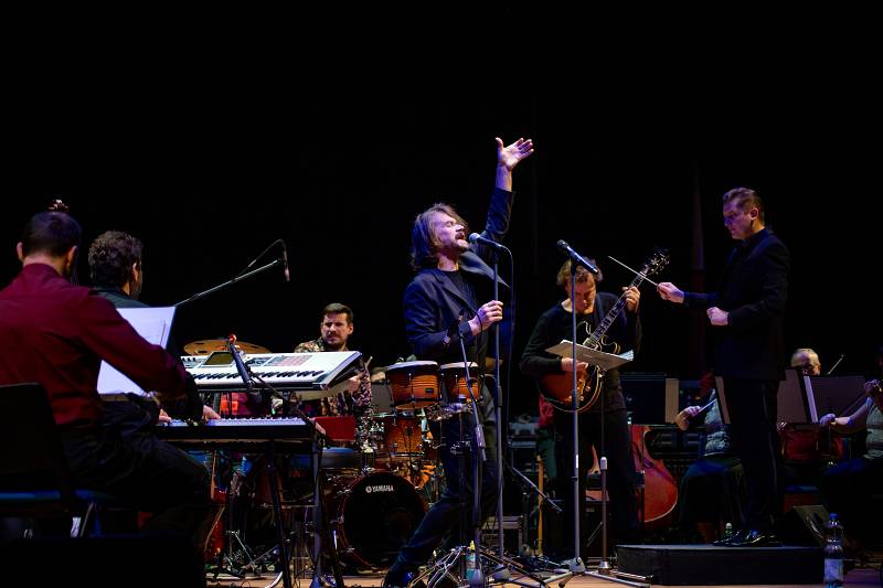 Dan Bárta s Illustratosphere a Komorní filharmonií Pardubice zazářili v pražském Kongresovém centru