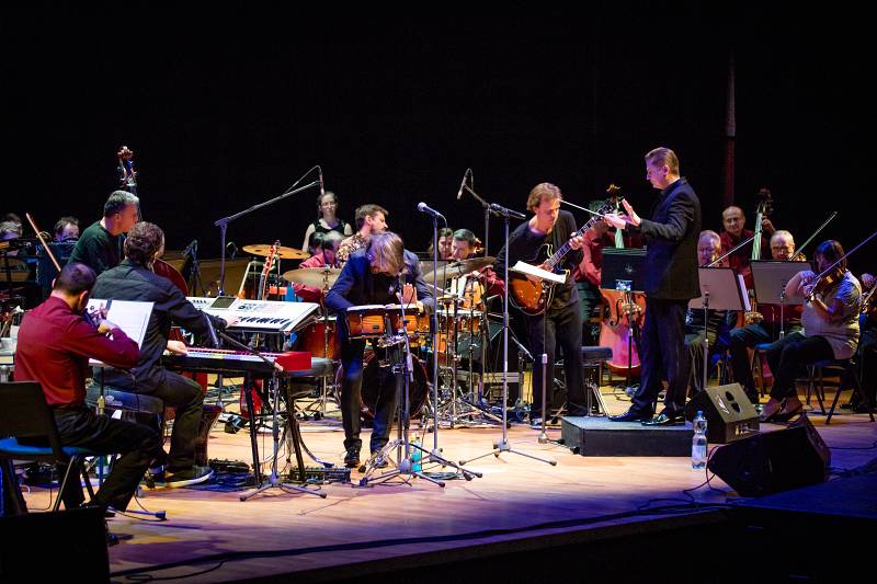 Dan Bárta s Illustratosphere a Komorní filharmonií Pardubice zazářili v pražském Kongresovém centru