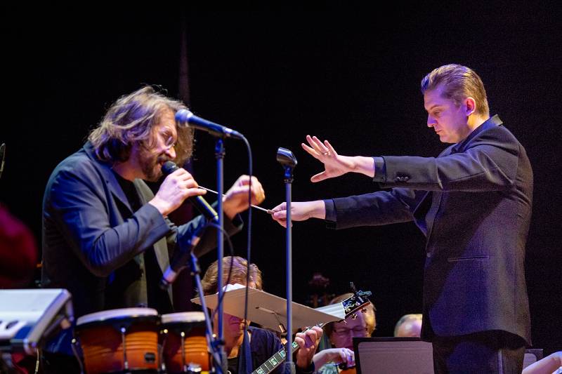 Dan Bárta s Illustratosphere a Komorní filharmonií Pardubice zazářili v pražském Kongresovém centru