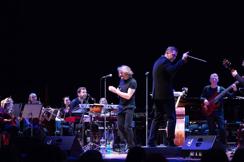 Dan Bárta s Illustratosphere a Komorní filharmonií Pardubice zazářili v pražském Kongresovém centru