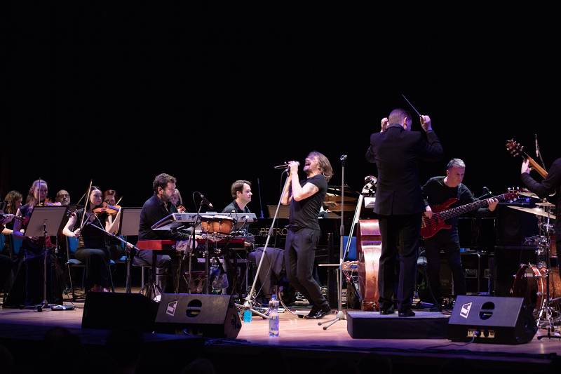 Dan Bárta s Illustratosphere a Komorní filharmonií Pardubice zazářili v pražském Kongresovém centru