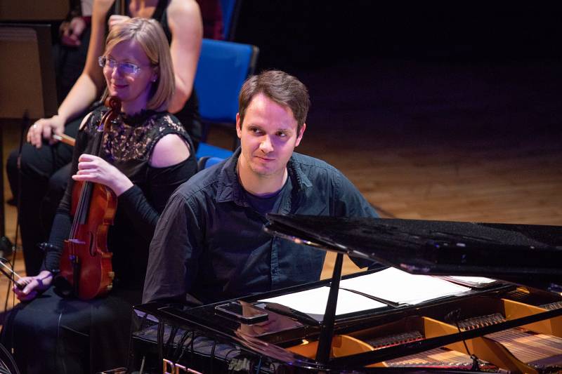 Dan Bárta s Illustratosphere a Komorní filharmonií Pardubice zazářili v pražském Kongresovém centru