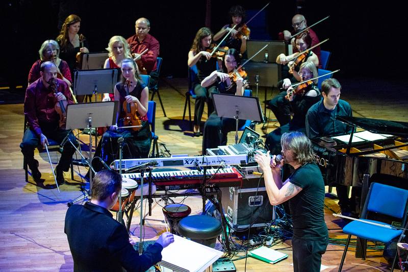 Dan Bárta s Illustratosphere a Komorní filharmonií Pardubice zazářili v pražském Kongresovém centru