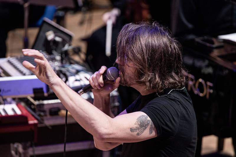 Dan Bárta s Illustratosphere a Komorní filharmonií Pardubice zazářili v pražském Kongresovém centru