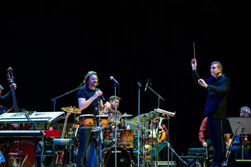 Dan Bárta s Illustratosphere a Komorní filharmonií Pardubice zazářili v pražském Kongresovém centru