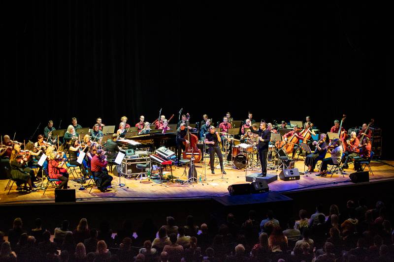 Dan Bárta s Illustratosphere a Komorní filharmonií Pardubice zazářili v pražském Kongresovém centru