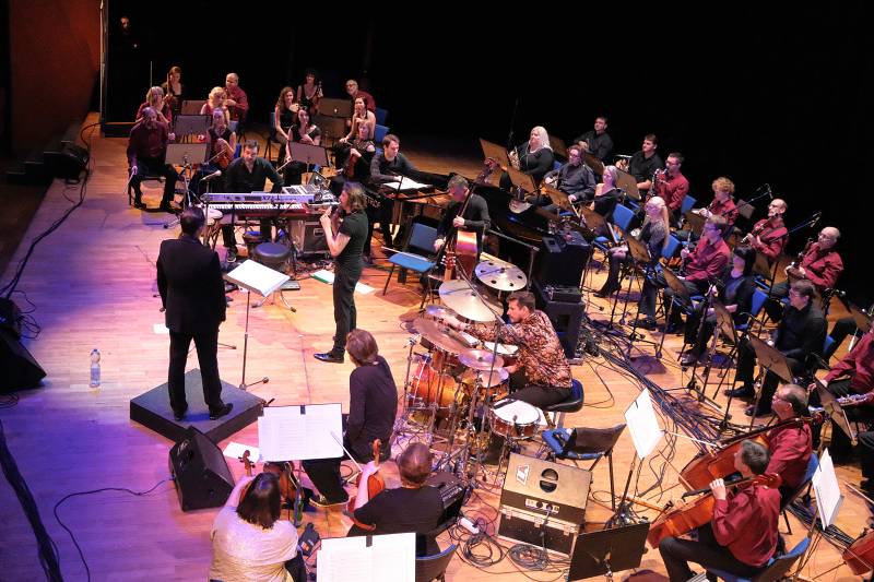 Dan Bárta s Illustratosphere a Komorní filharmonií Pardubice zazářili v pražském Kongresovém centru