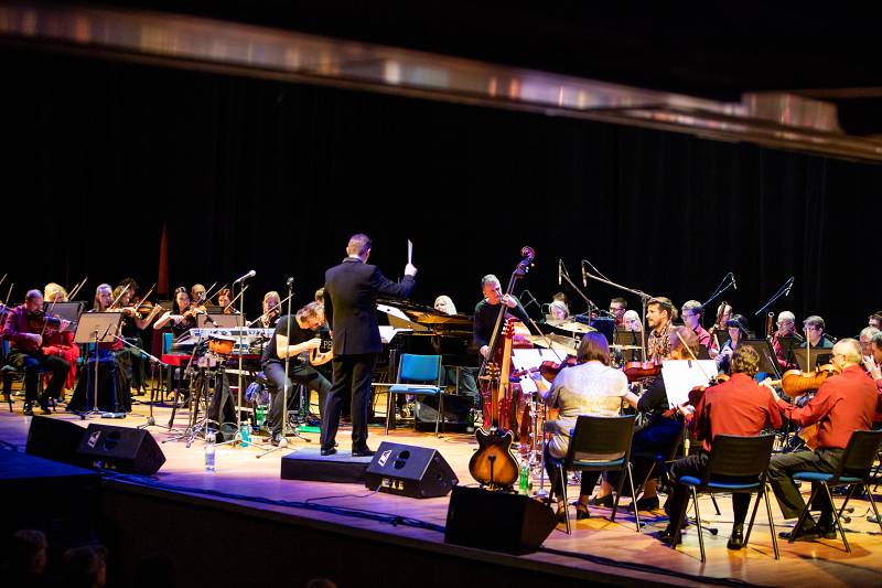 Dan Bárta s Illustratosphere a Komorní filharmonií Pardubice zazářili v pražském Kongresovém centru