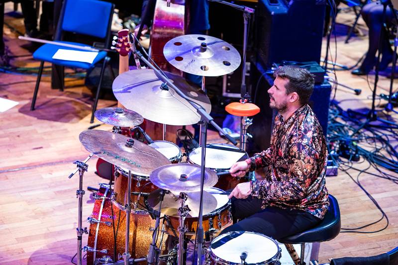 Dan Bárta s Illustratosphere a Komorní filharmonií Pardubice zazářili v pražském Kongresovém centru