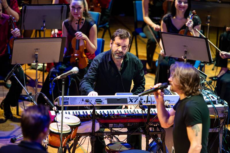 Dan Bárta s Illustratosphere a Komorní filharmonií Pardubice zazářili v pražském Kongresovém centru