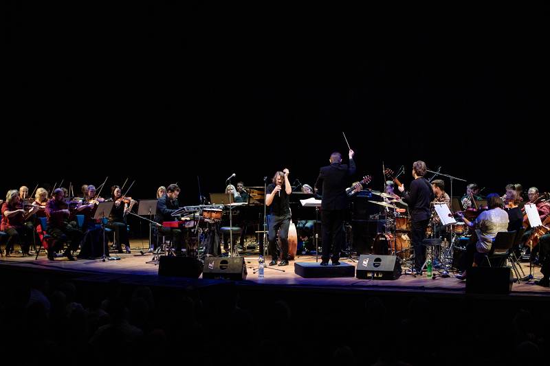 Dan Bárta s Illustratosphere a Komorní filharmonií Pardubice zazářili v pražském Kongresovém centru