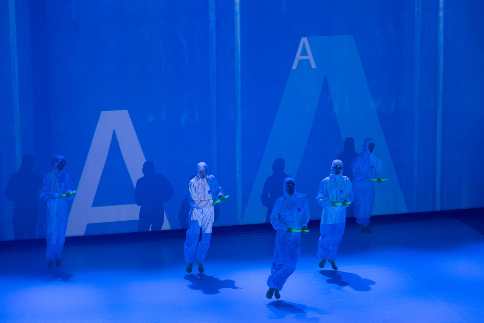 Tata Bojs v doprovodu Dekkadancers odehráli po patnácti letech celé Nanoalbum. Navrch pokřtili vinyl