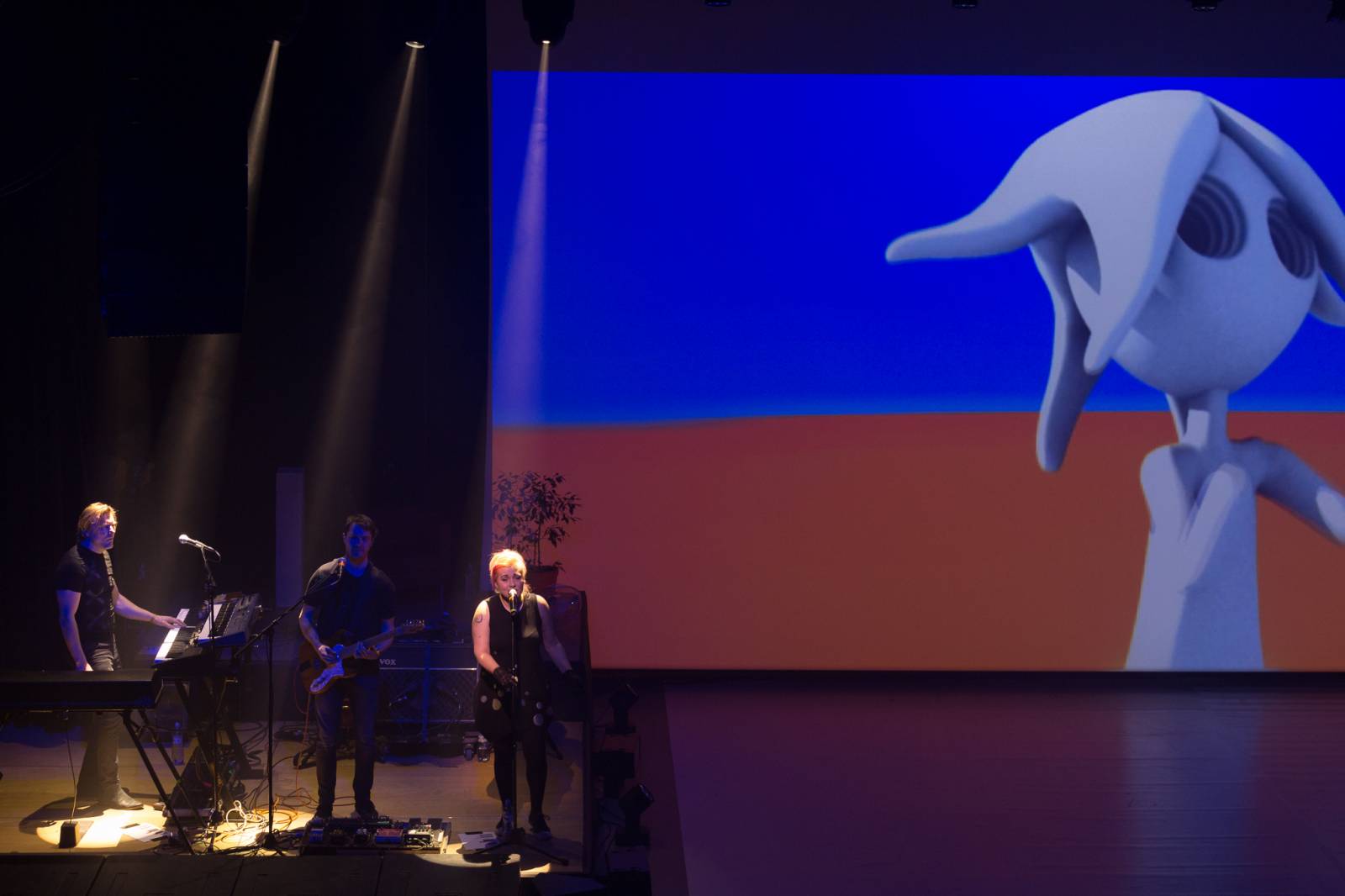 Tata Bojs v doprovodu Dekkadancers odehráli po patnácti letech celé Nanoalbum. Navrch pokřtili vinyl