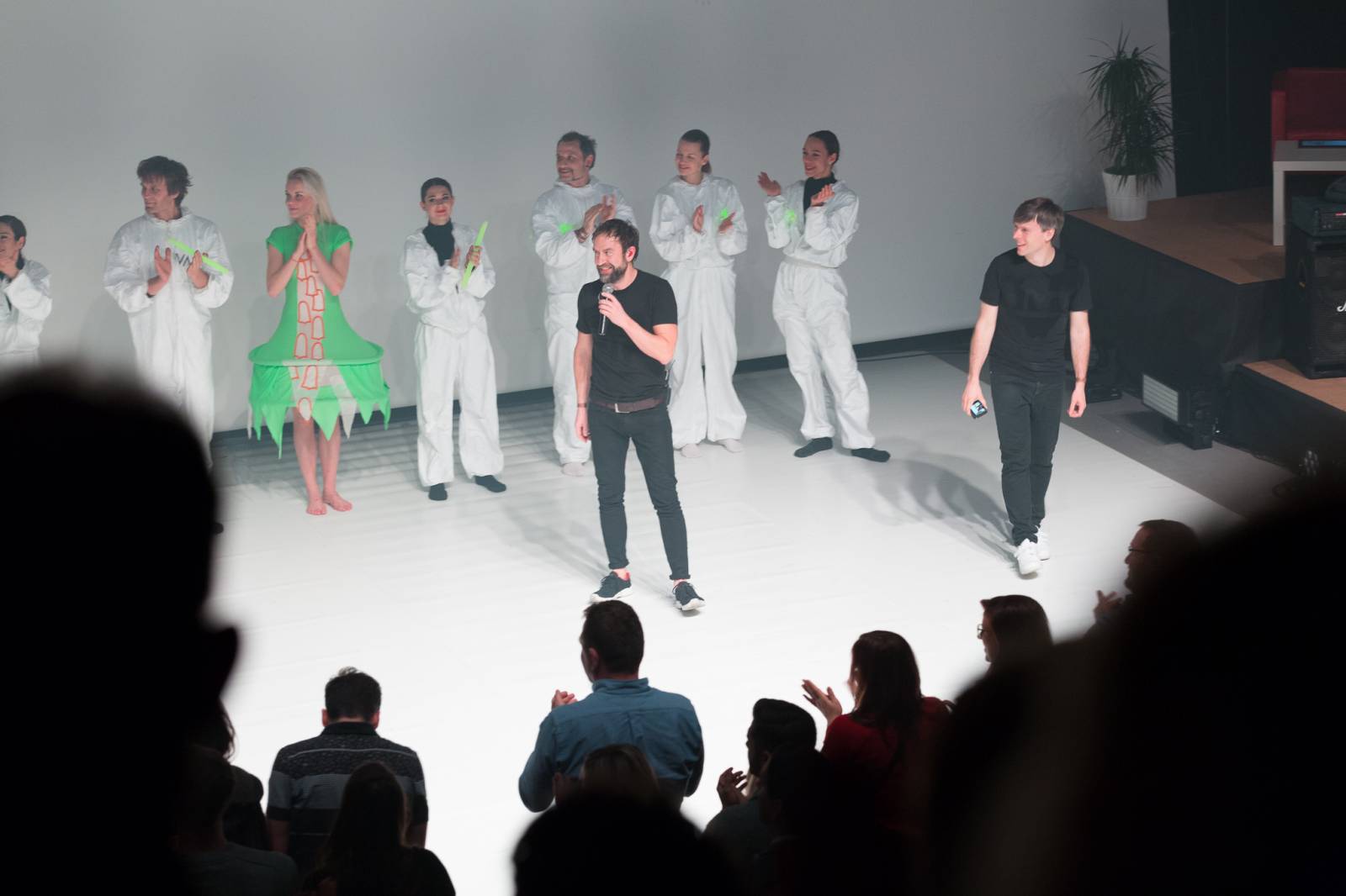 Tata Bojs v doprovodu Dekkadancers odehráli po patnácti letech celé Nanoalbum. Navrch pokřtili vinyl