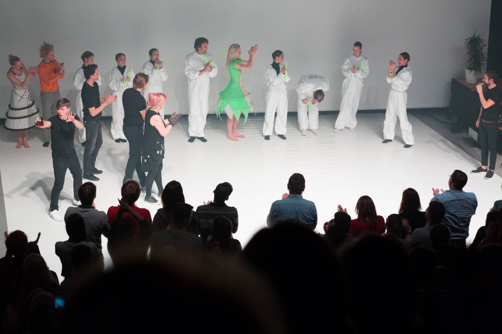 Tata Bojs v doprovodu Dekkadancers odehráli po patnácti letech celé Nanoalbum. Navrch pokřtili vinyl