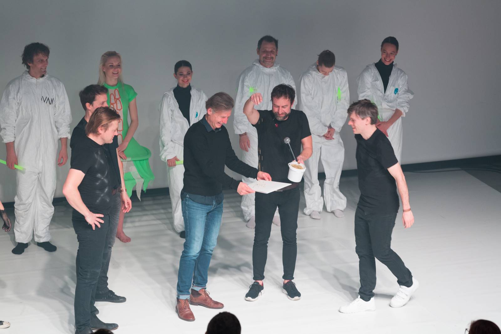 Tata Bojs v doprovodu Dekkadancers odehráli po patnácti letech celé Nanoalbum. Navrch pokřtili vinyl