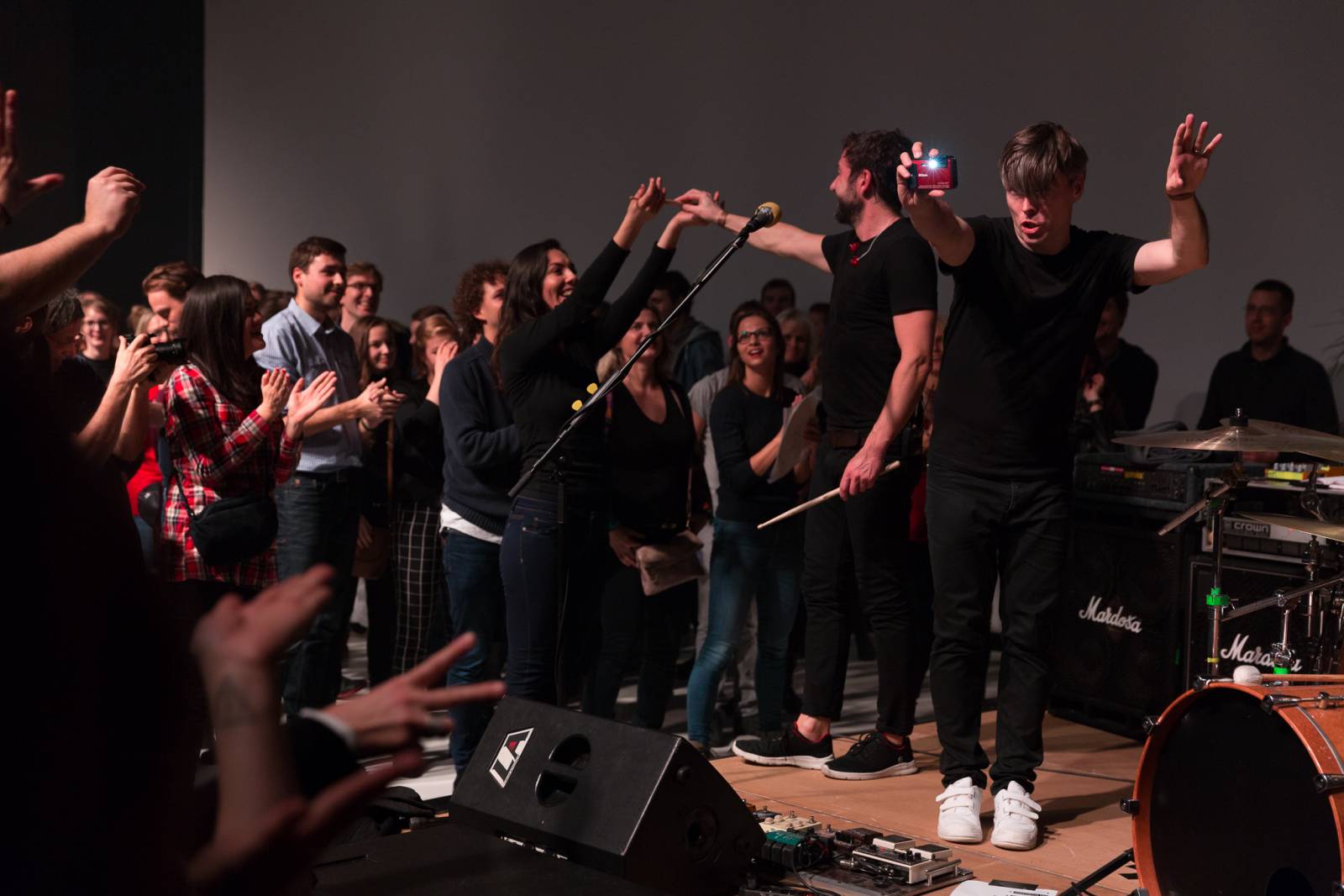 Tata Bojs v doprovodu Dekkadancers odehráli po patnácti letech celé Nanoalbum. Navrch pokřtili vinyl