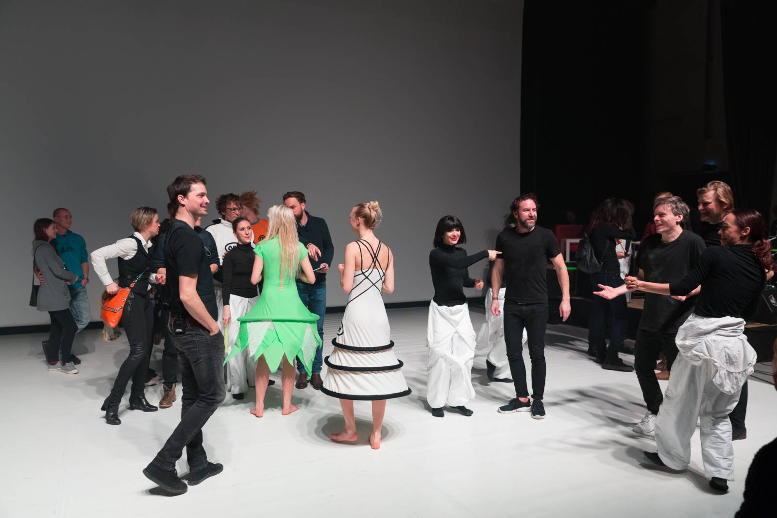 Tata Bojs v doprovodu Dekkadancers odehráli po patnácti letech celé Nanoalbum. Navrch pokřtili vinyl