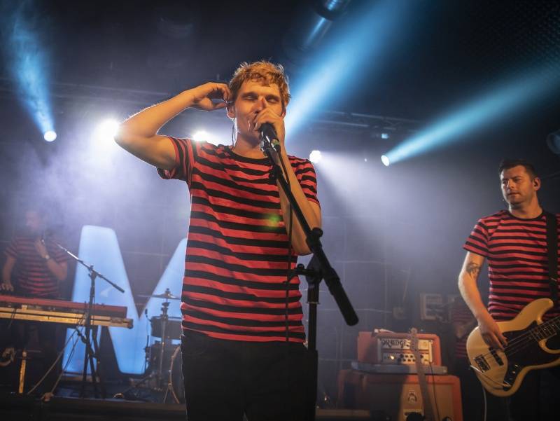 Mandrage oprášili staré hity. V Pardubicích s nimi zpíval celý klub