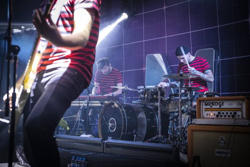 Mandrage oprášili staré hity. V Pardubicích s nimi zpíval celý klub