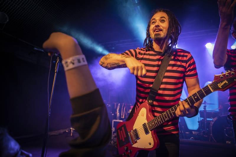 Mandrage oprášili staré hity. V Pardubicích s nimi zpíval celý klub