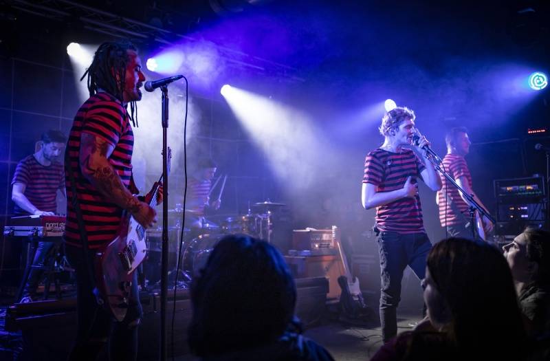 Mandrage oprášili staré hity. V Pardubicích s nimi zpíval celý klub