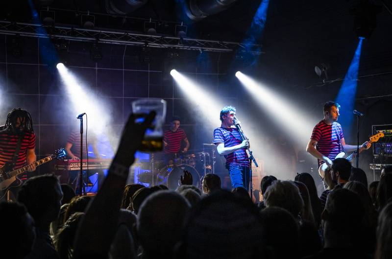 Mandrage oprášili staré hity. V Pardubicích s nimi zpíval celý klub