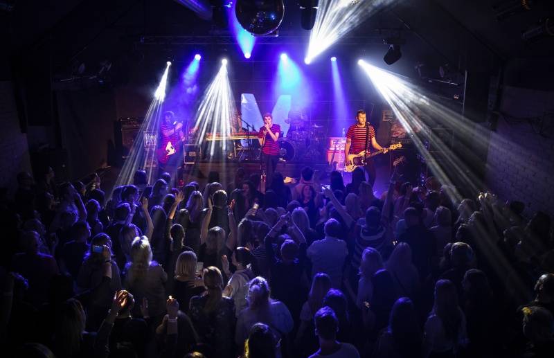 Mandrage oprášili staré hity. V Pardubicích s nimi zpíval celý klub