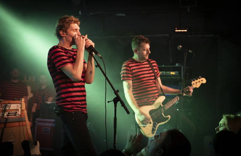 Mandrage oprášili staré hity. V Pardubicích s nimi zpíval celý klub