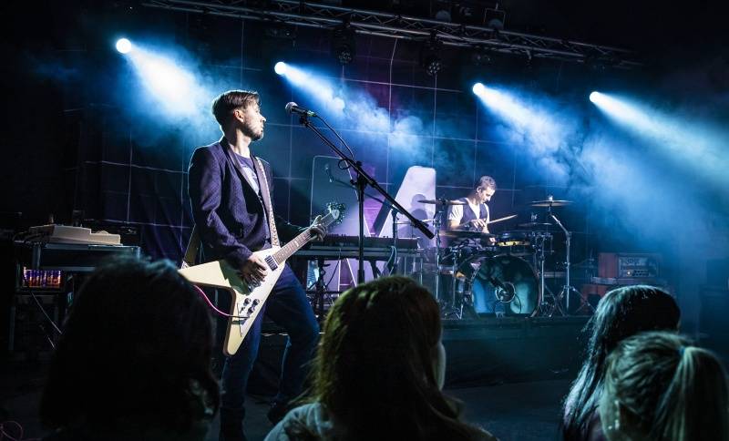 Mandrage oprášili staré hity. V Pardubicích s nimi zpíval celý klub