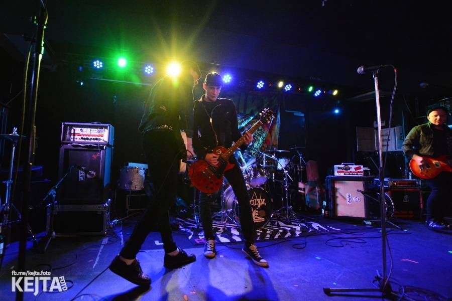 Punková legenda UK Subs to rozjela v pražském Rock Café, předskakovali The Fialky