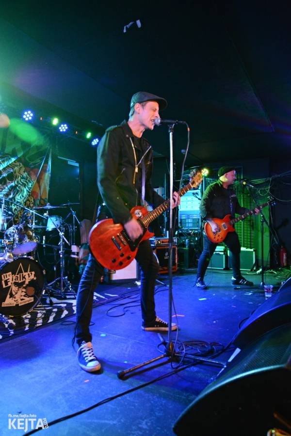 Punková legenda UK Subs to rozjela v pražském Rock Café, předskakovali The Fialky