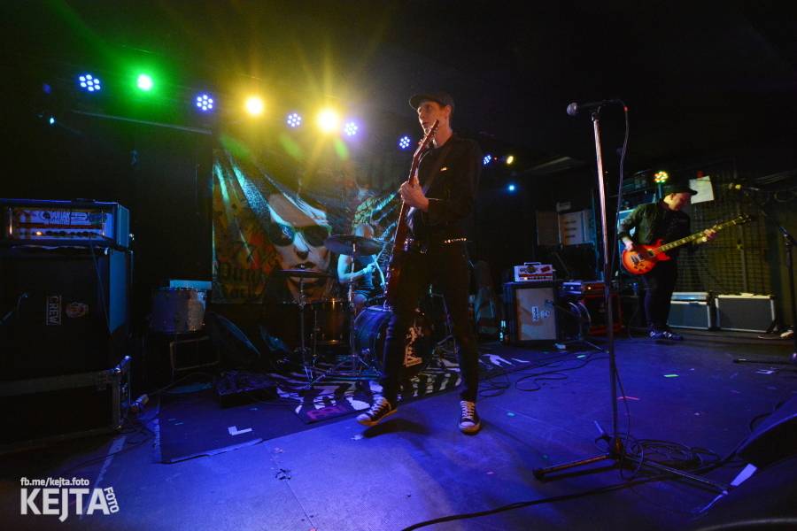 Punková legenda UK Subs to rozjela v pražském Rock Café, předskakovali The Fialky