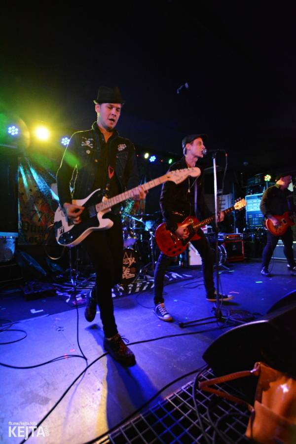 Punková legenda UK Subs to rozjela v pražském Rock Café, předskakovali The Fialky