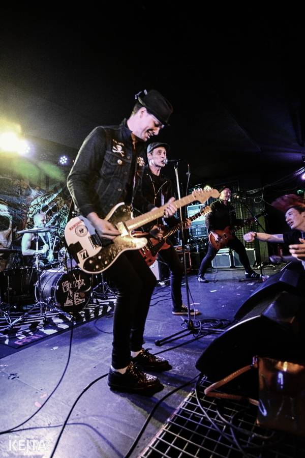 Punková legenda UK Subs to rozjela v pražském Rock Café, předskakovali The Fialky