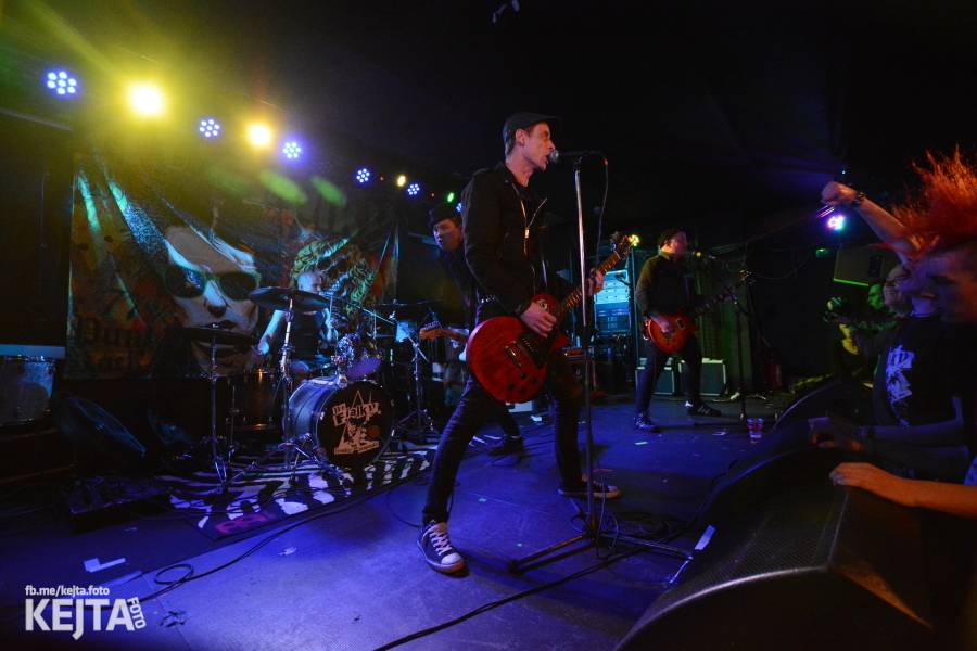 Punková legenda UK Subs to rozjela v pražském Rock Café, předskakovali The Fialky