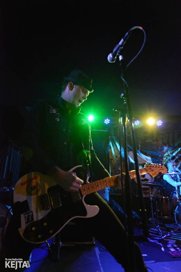 Punková legenda UK Subs to rozjela v pražském Rock Café, předskakovali The Fialky