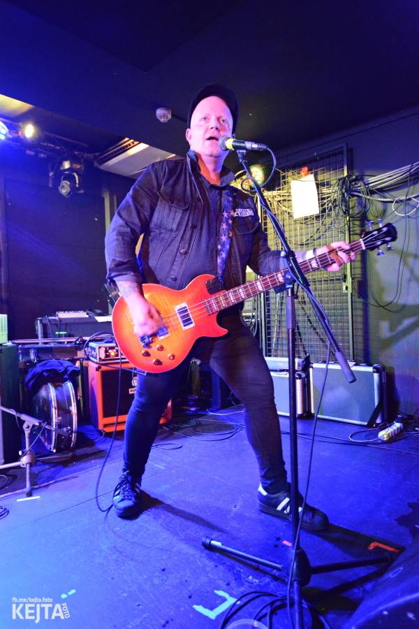 Punková legenda UK Subs to rozjela v pražském Rock Café, předskakovali The Fialky