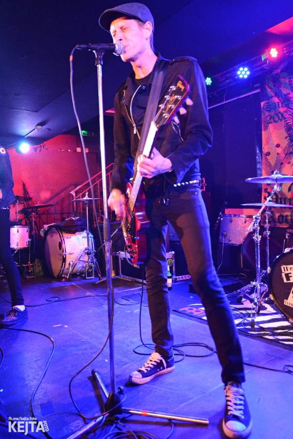 Punková legenda UK Subs to rozjela v pražském Rock Café, předskakovali The Fialky