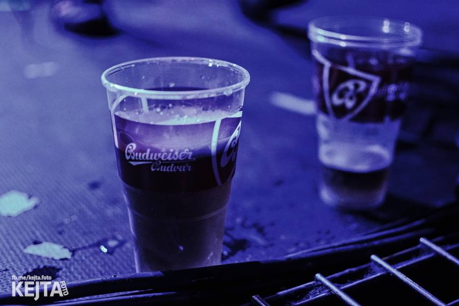 Punková legenda UK Subs to rozjela v pražském Rock Café, předskakovali The Fialky