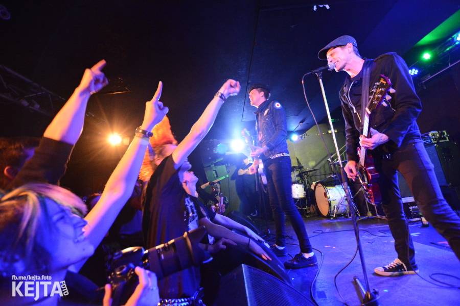 Punková legenda UK Subs to rozjela v pražském Rock Café, předskakovali The Fialky