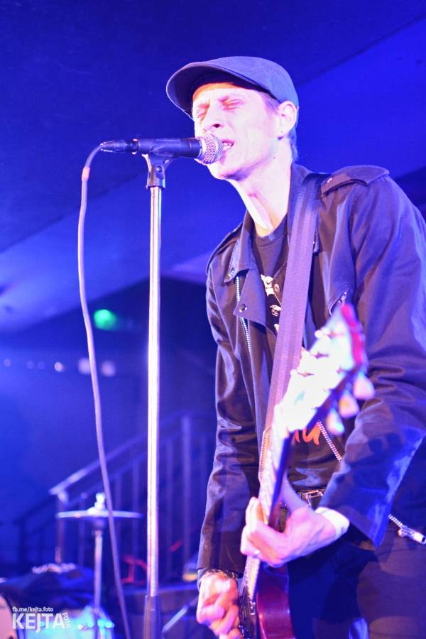 Punková legenda UK Subs to rozjela v pražském Rock Café, předskakovali The Fialky