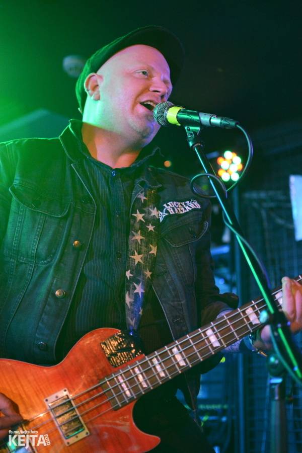 Punková legenda UK Subs to rozjela v pražském Rock Café, předskakovali The Fialky