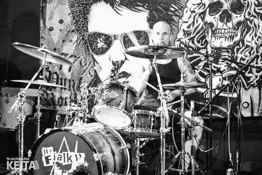 Punková legenda UK Subs to rozjela v pražském Rock Café, předskakovali The Fialky