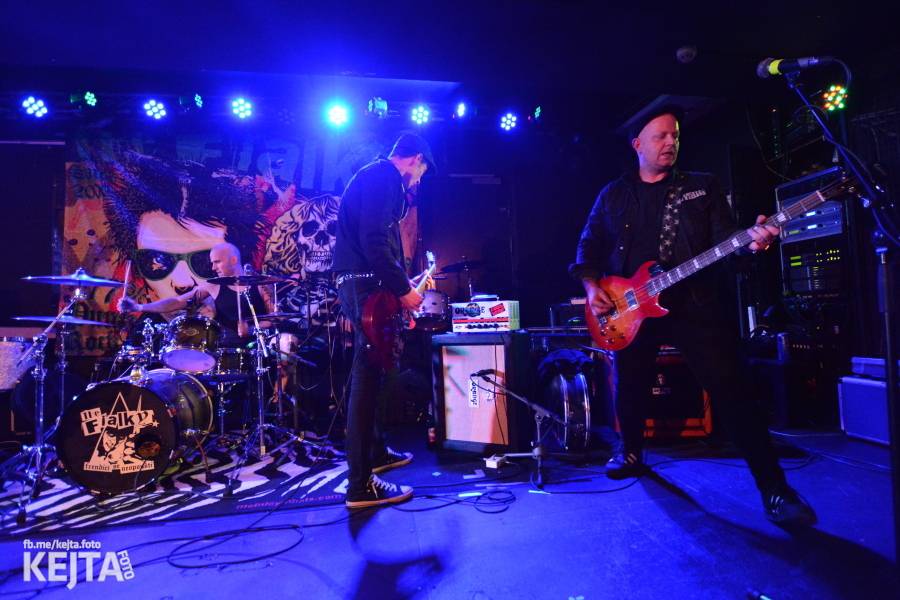 Punková legenda UK Subs to rozjela v pražském Rock Café, předskakovali The Fialky