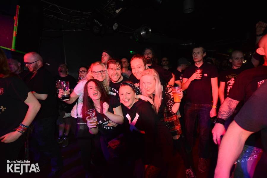 Punková legenda UK Subs to rozjela v pražském Rock Café, předskakovali The Fialky